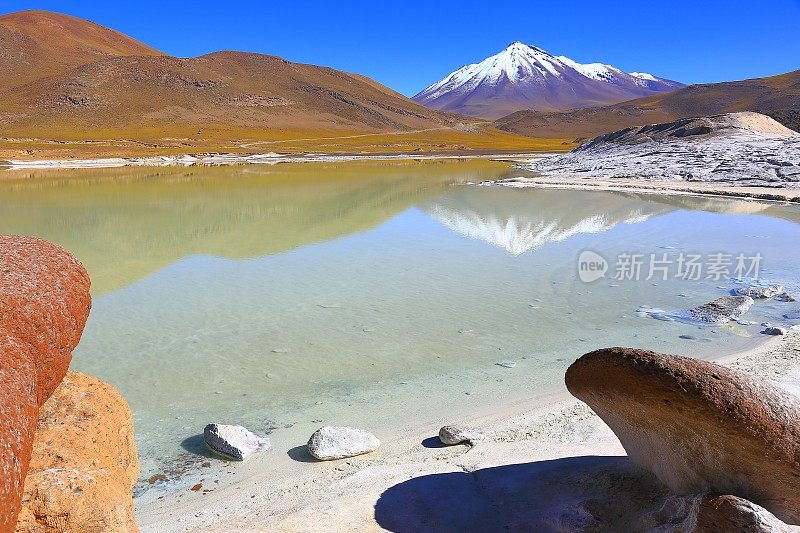 Salar de Talar和Miniques白雪皑皑的火山-日出时绿松石湖的倒影和Piedras rojas(红色石头)的岩层，田园般的阿塔卡马沙漠，火山景观全景-圣佩德罗阿塔卡马，智利，Bolívia和阿根廷边境